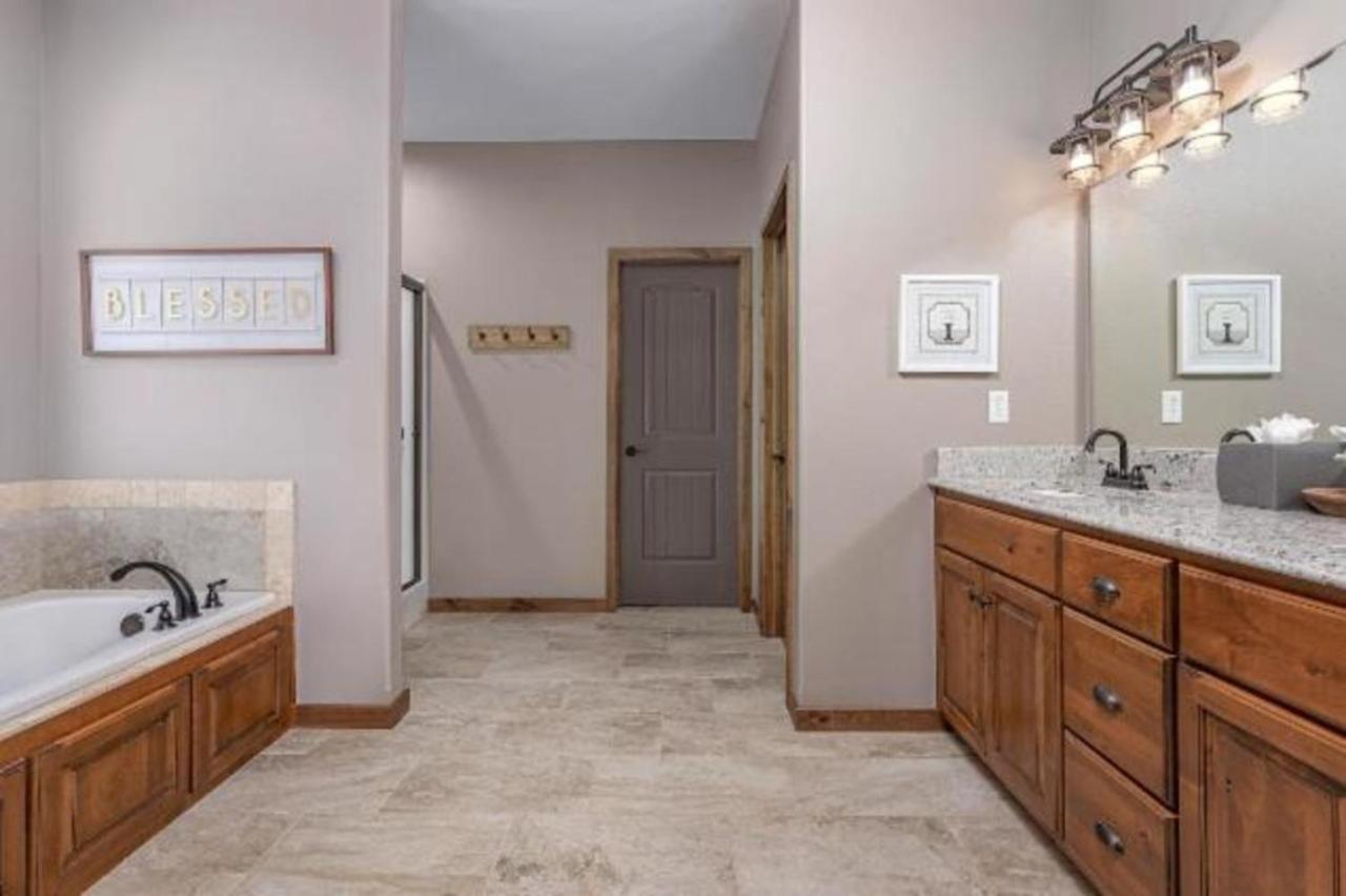 Premier Retreat With Hot Tub, Theater & Pool Table Villa Hollister ภายนอก รูปภาพ